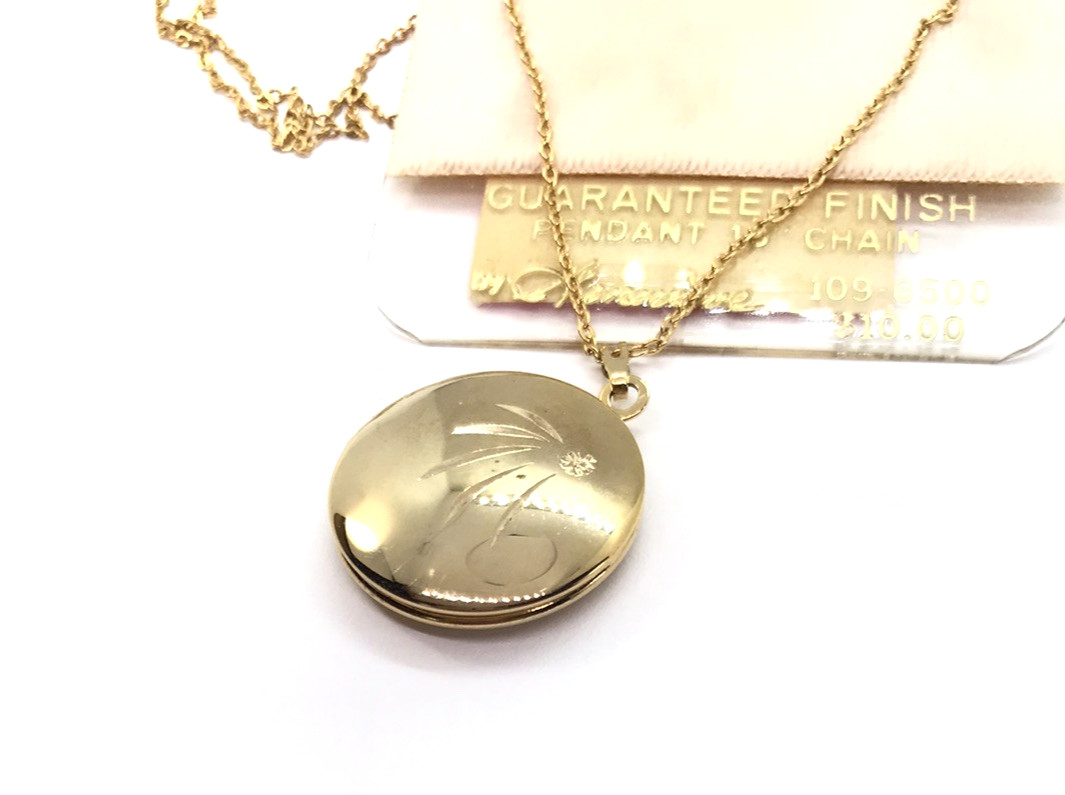 Vintage Gold Tone Photo Locket Necklace Etched Round original card