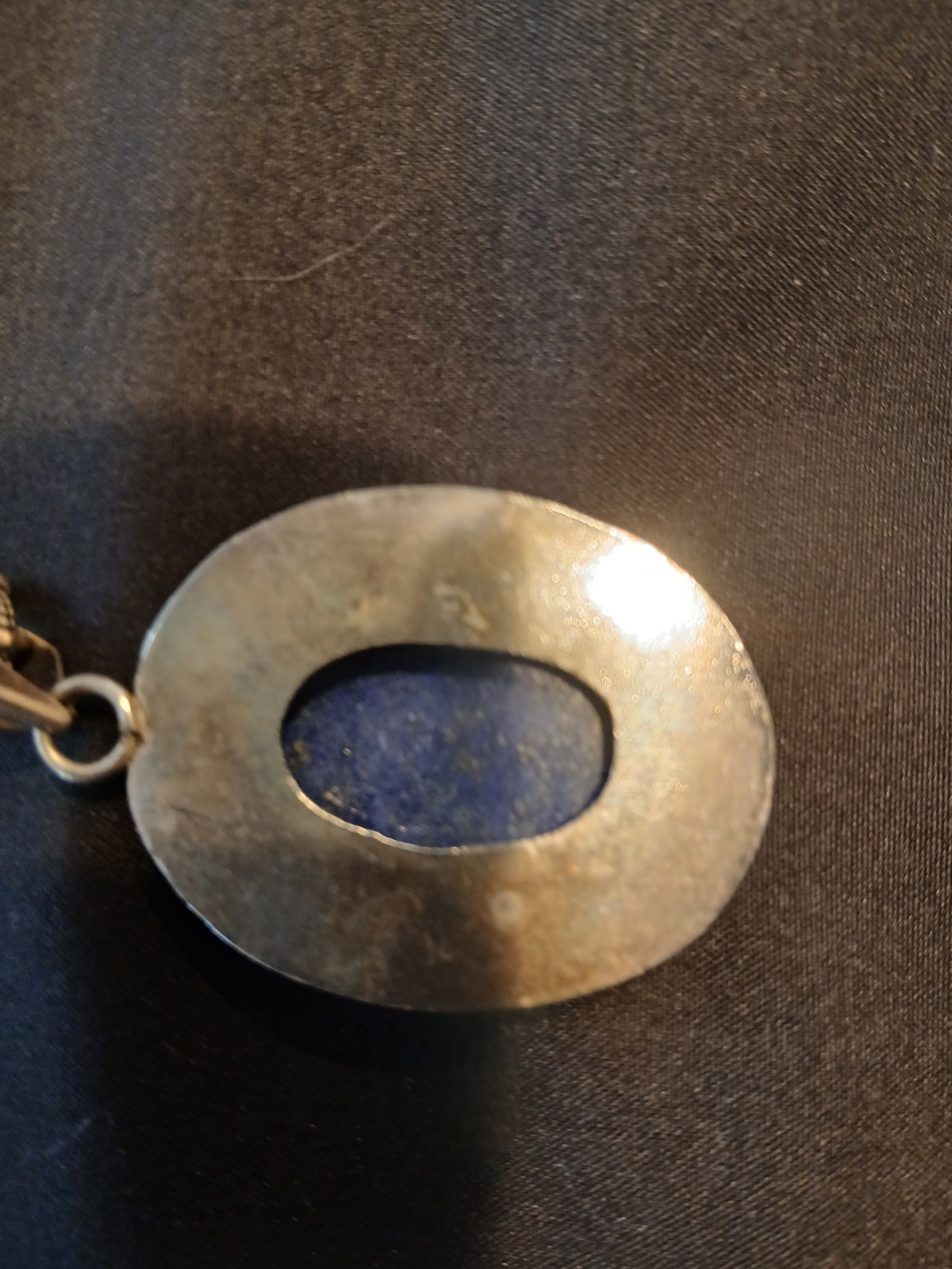 A lapis lazuli or saphire necklace with a metal necklace and metal edging