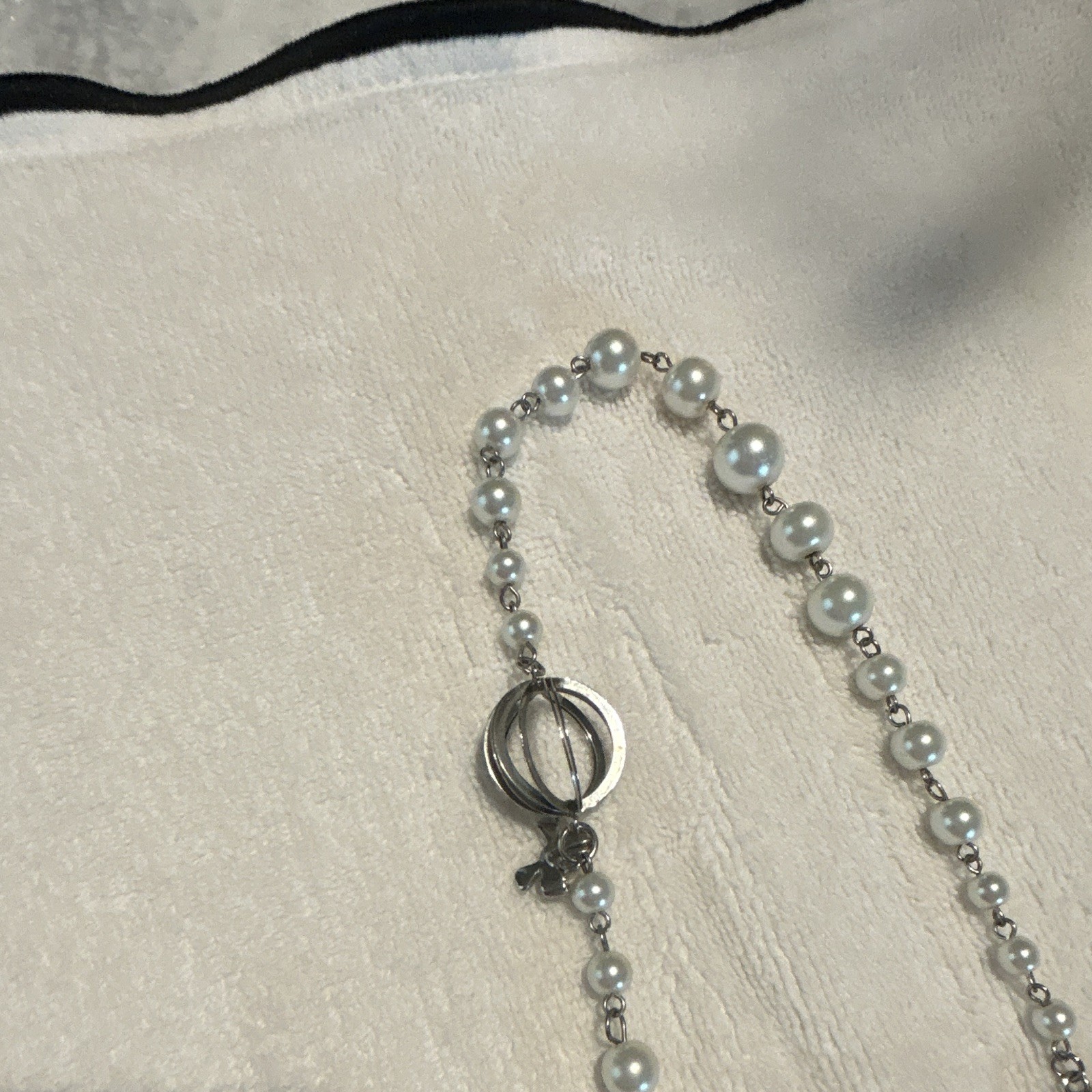 White Round Simulated Pearl Beaded Necklace Silver Plated Charm Toggle Clasp