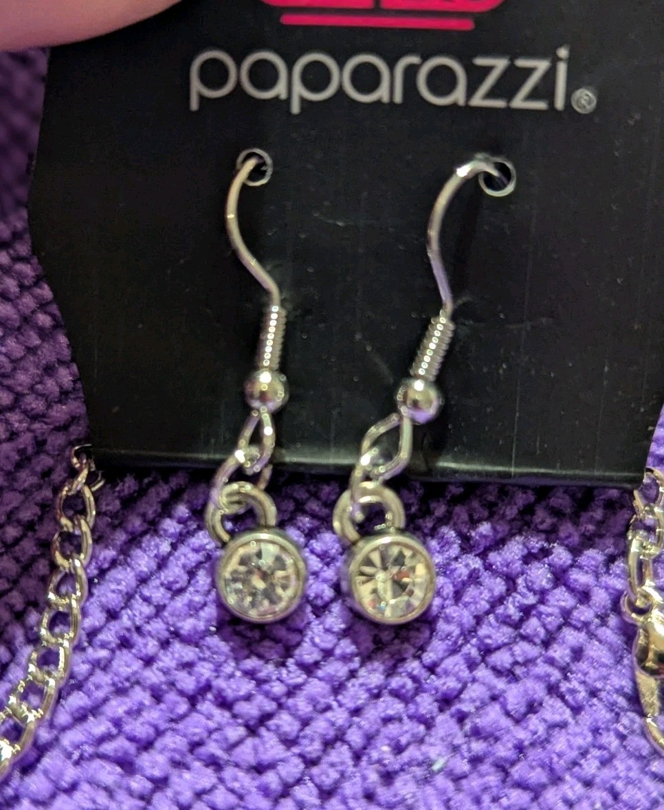 Paparazzi “Prairie Party” Green Flower Necklace And Earrings Set