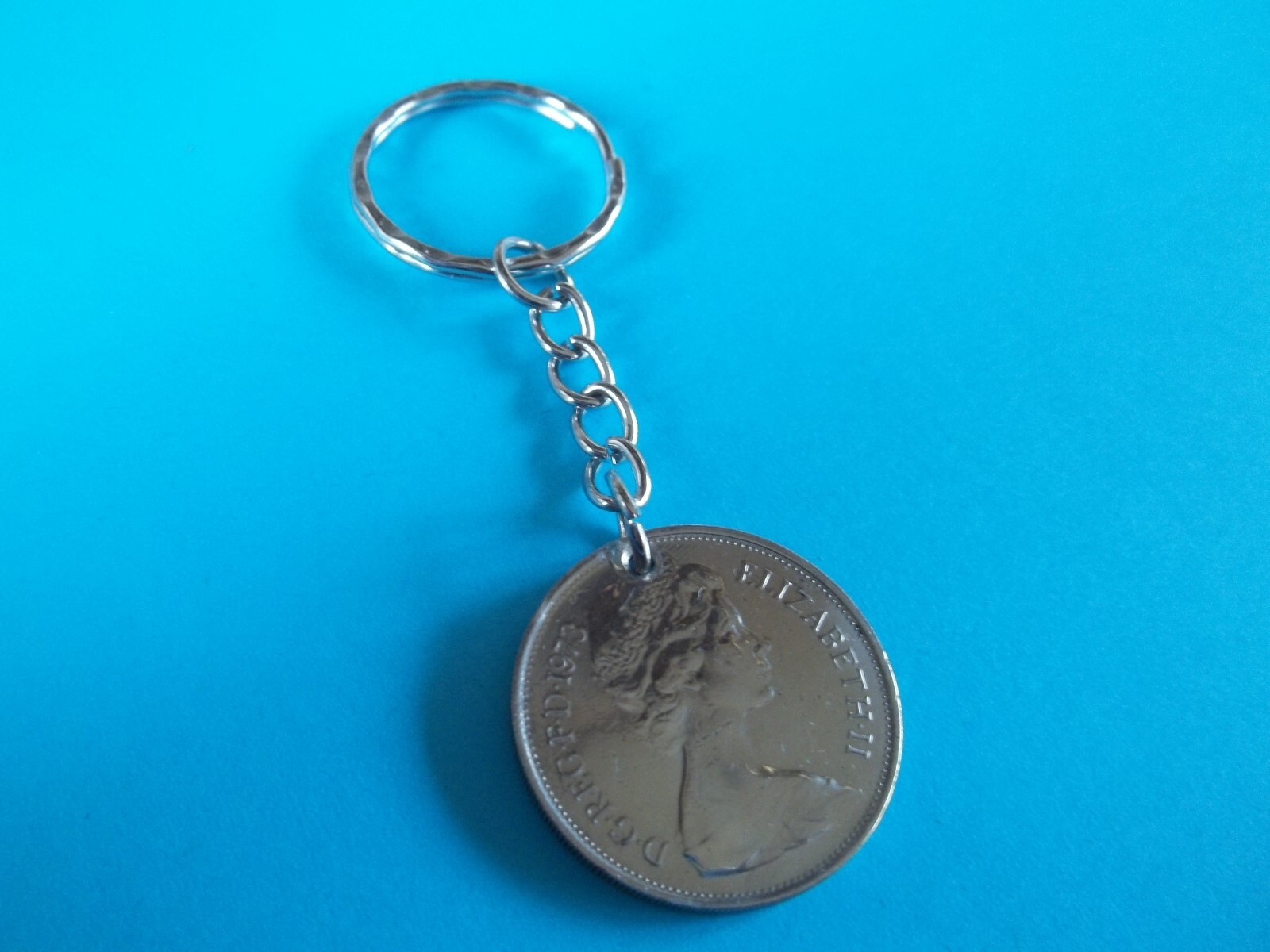 TEN PENCE COIN – ENGLISH CROWNED LION – SILVER KEY RING/CHAIN – 1968 to 1980