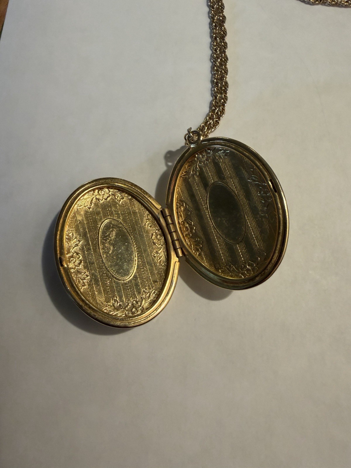 Gold Tone Oval Floral Locket Pendant Necklace Metal Rope Chain No Stone