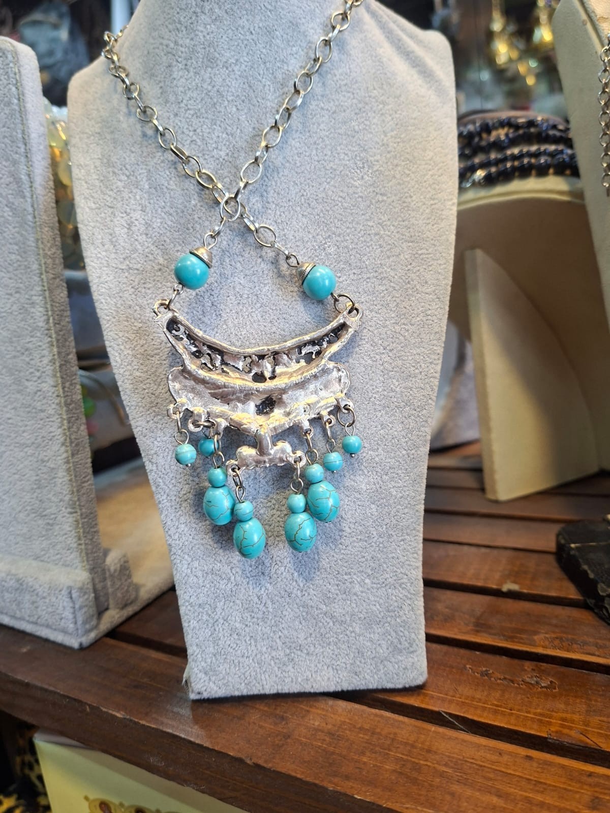 Elegant turquoise statement necklace in excellent condition vintage-inspired