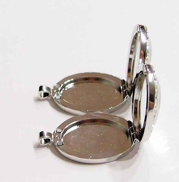2 of 25x18mm Silver Plated Floating Locket Pendants 4 Cameos, Cabs, Charms Nice
