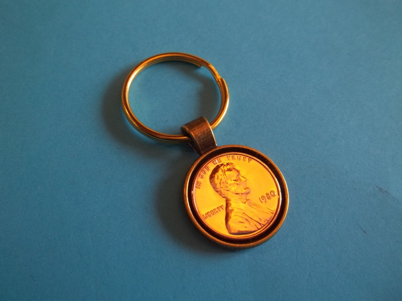 ONE (1) CENT – USA – LINCOLN BRONZE & GOLD CASED PENDANT KEY RING – 1925 to 1982