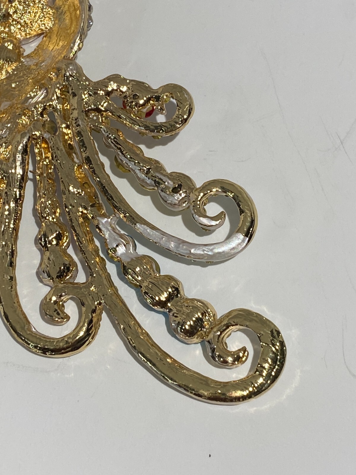 BETSEY JOHNSON GOLD PEACOCK MULTI COLOR CRYSTALS & RHINESTONES PIN PENDANT NECK