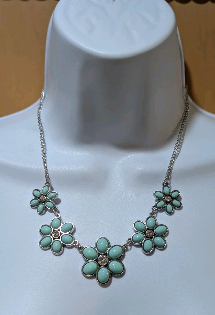 Paparazzi “Prairie Party” Green Flower Necklace And Earrings Set