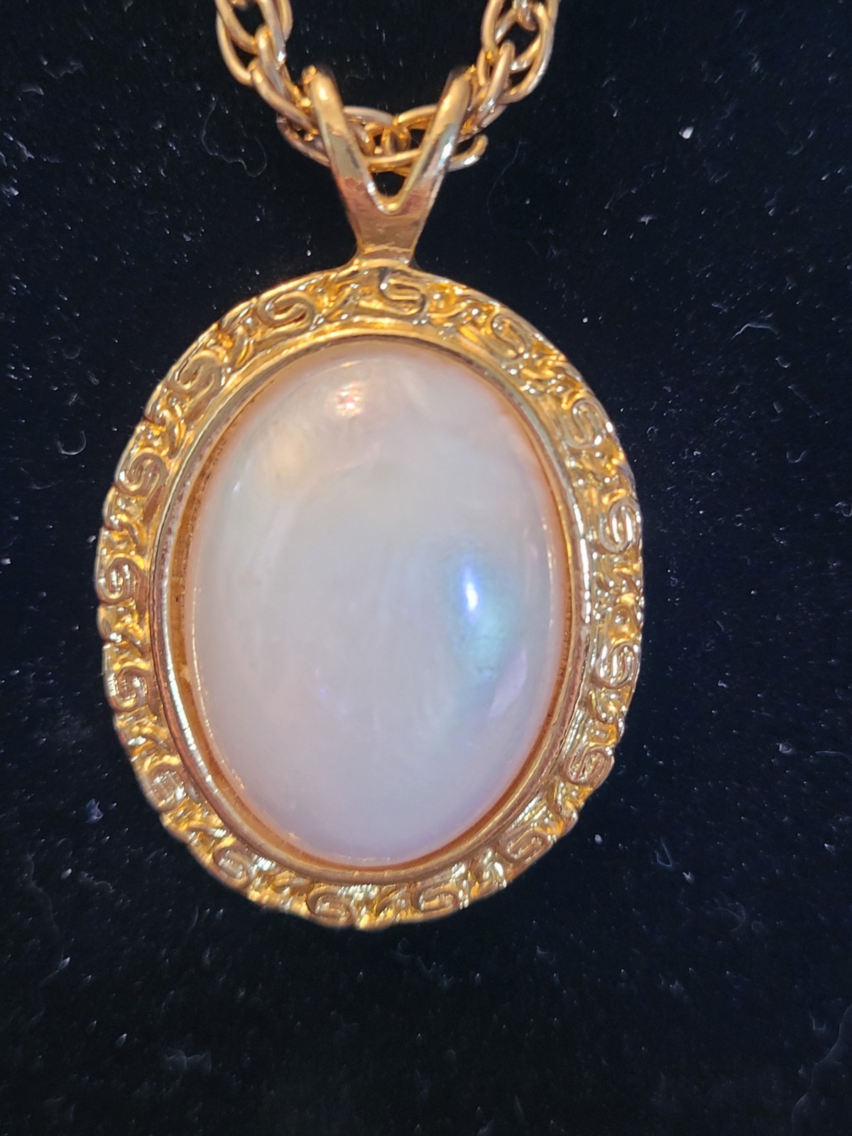 Gold Tone Cable Chain Necklace Oval Opalite Glass Charm Pendant Spring Ring