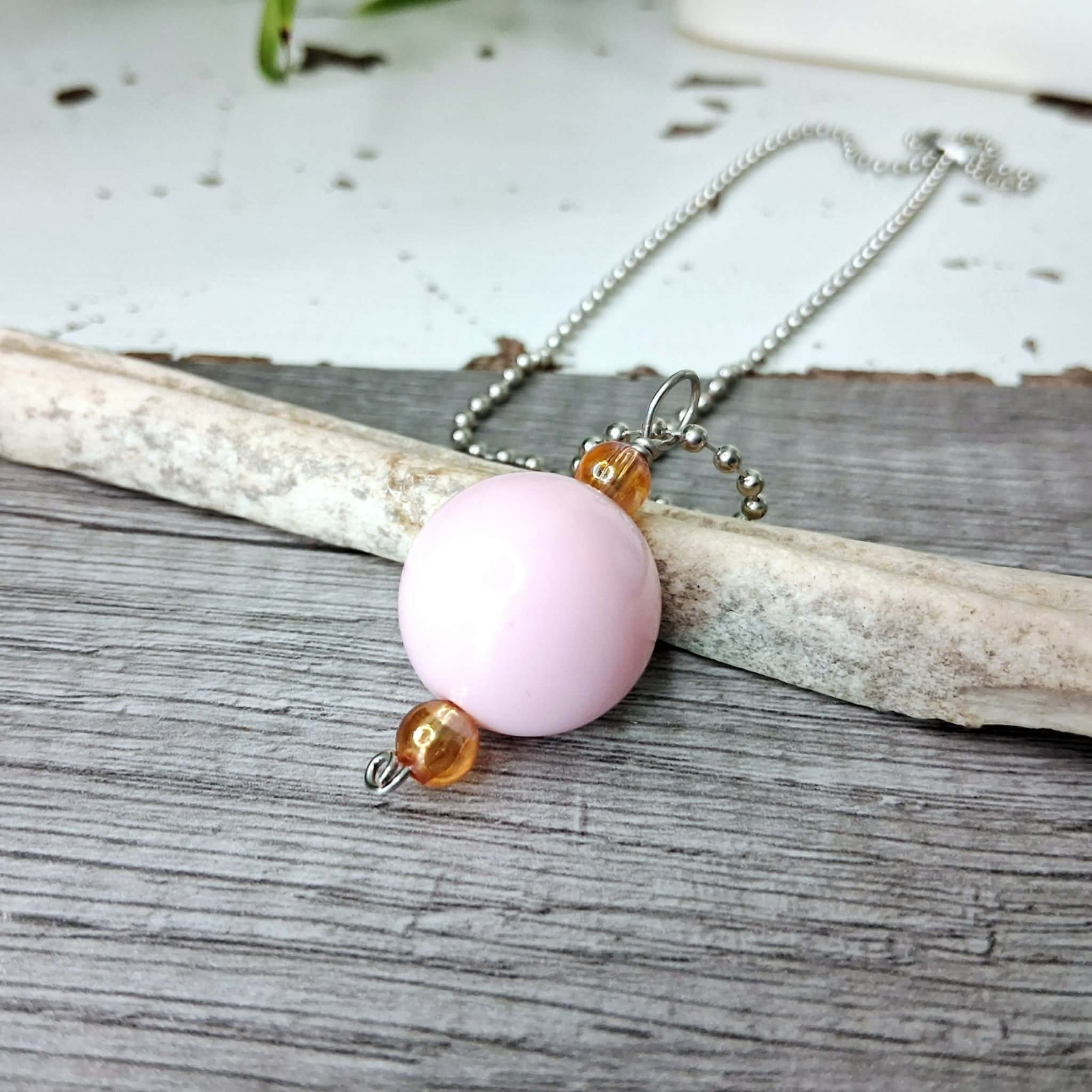 Chic Pink and Gold Beaded Pendant Necklace