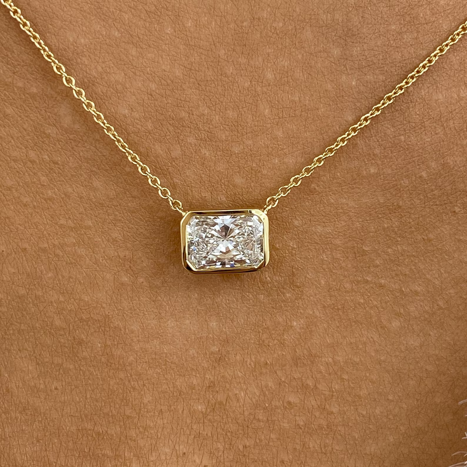 Lab Grown 1.50 Ct Radiant EF VS Diamond Bezel Solitaire Necklace 14K Yellow Gold