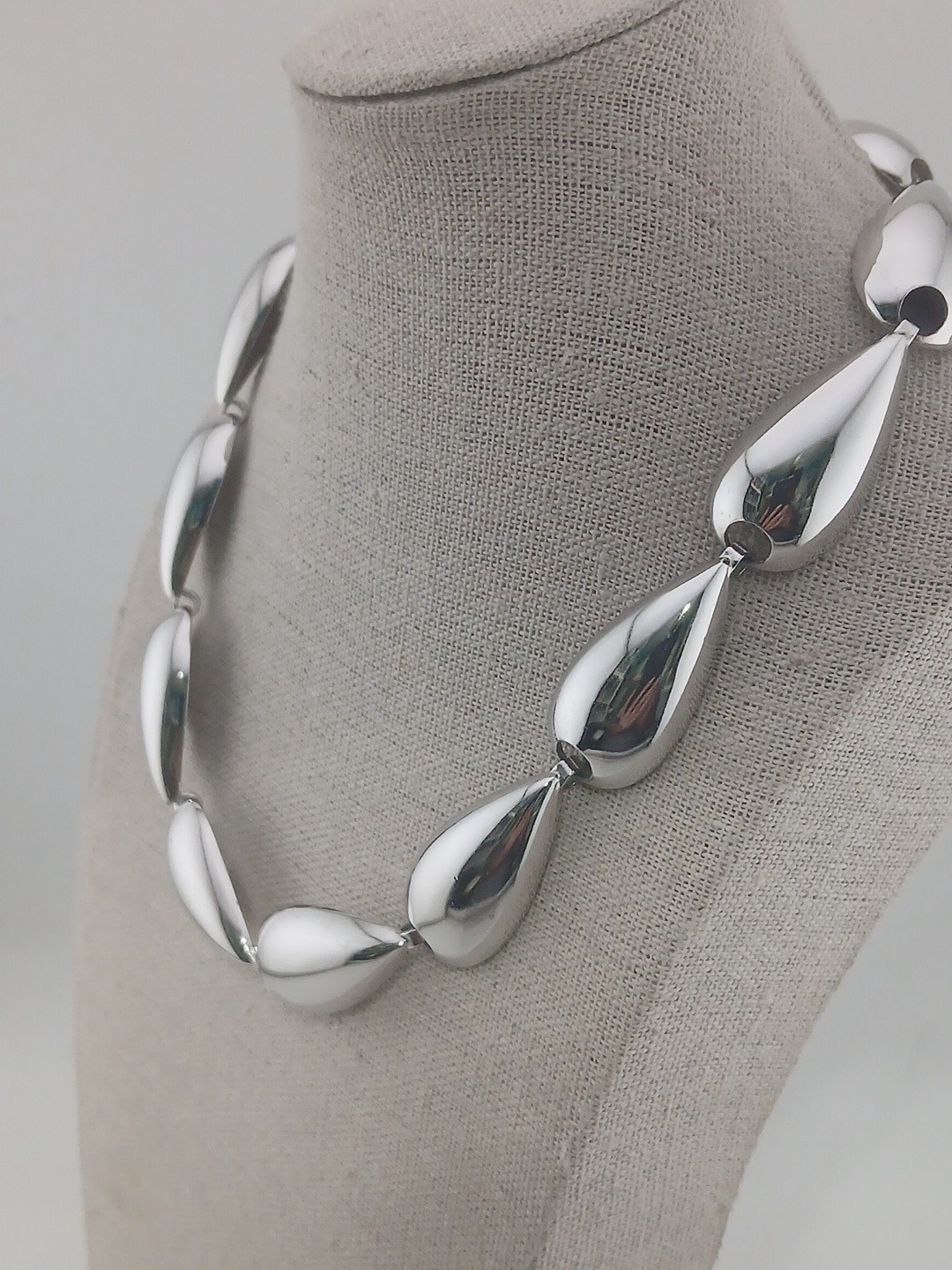1980s Silver Tone teardrop design panels chocker necklace