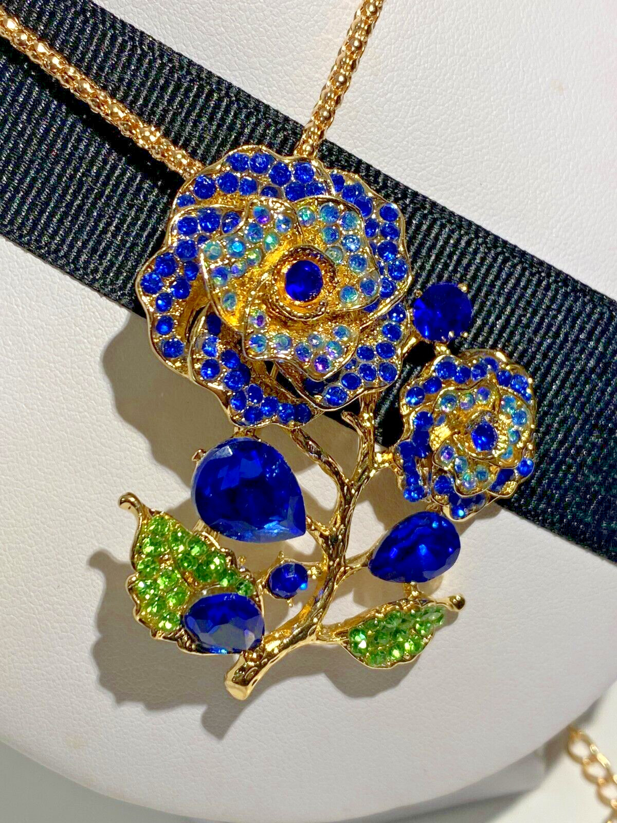 BETSEY JOHNSON TWO ROSES & BUDS MULTI COLOR BLUE & GREEN CRYSTALS PIN PENDANT