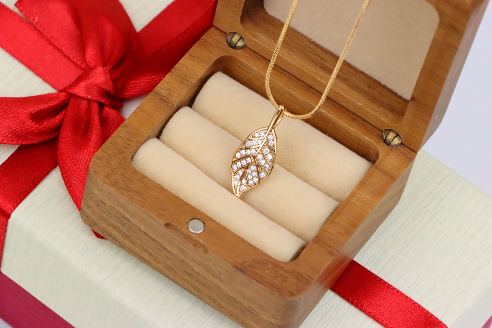 Elegant Leaf Design Rose Gold Pendant with Sparkling White Stones, XPPT1868