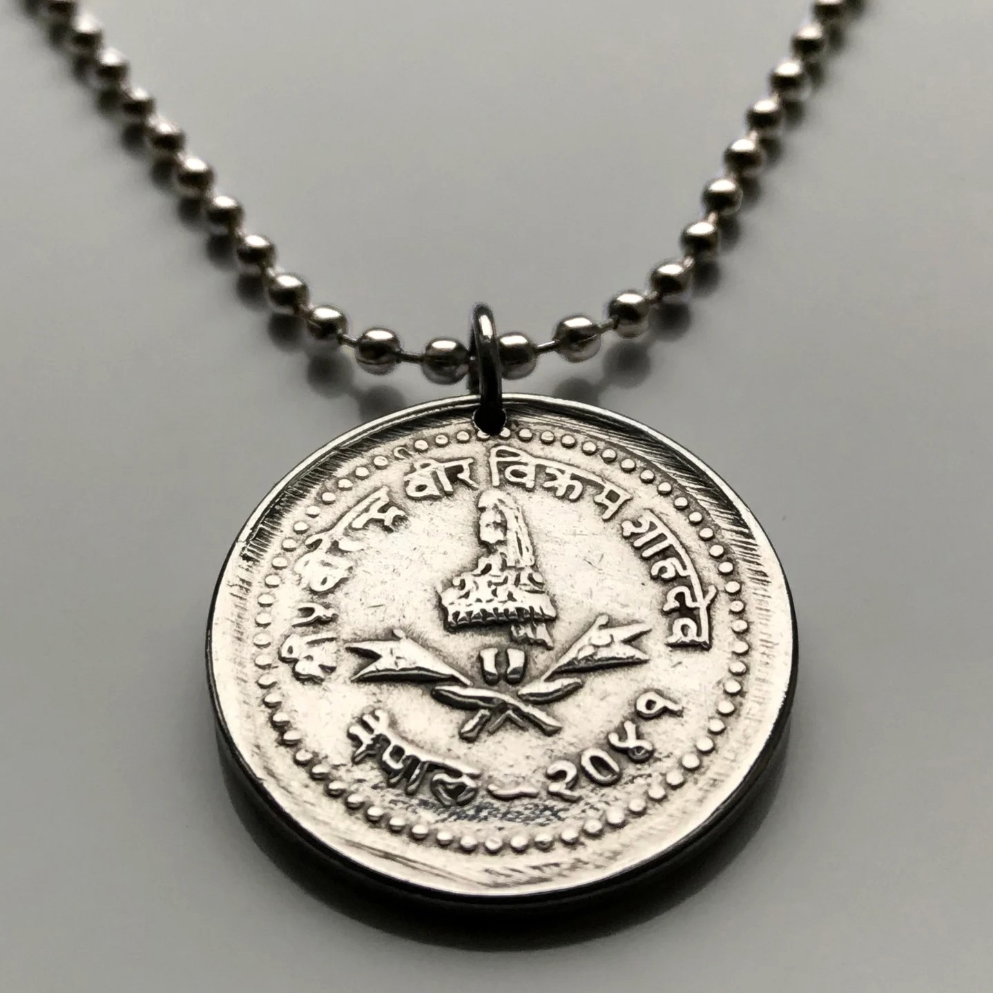 1986 Nepal 25 Paisa coin pendant flag footprint kukris Kathmandu Himalaya 002915