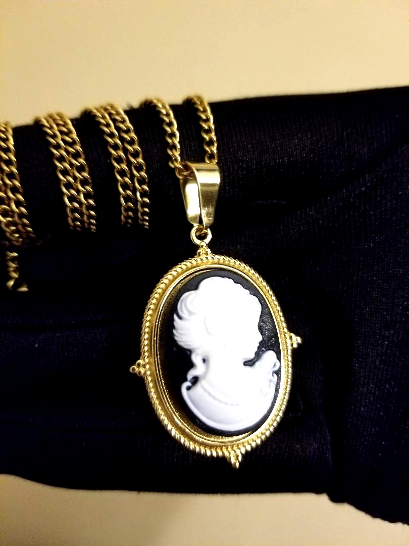 Cameo Pendants On 18K Gold-Plated Stainless-Steel Venetian Chain – Seven Colors