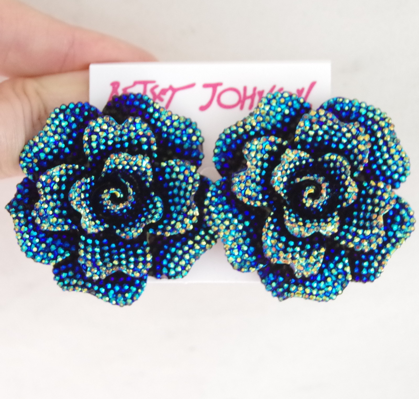Pretty! BETSEY JOHNSON BLUE AB FACETED 3D ROSE FLOWER RIBBON TIE BIB NECKLACE