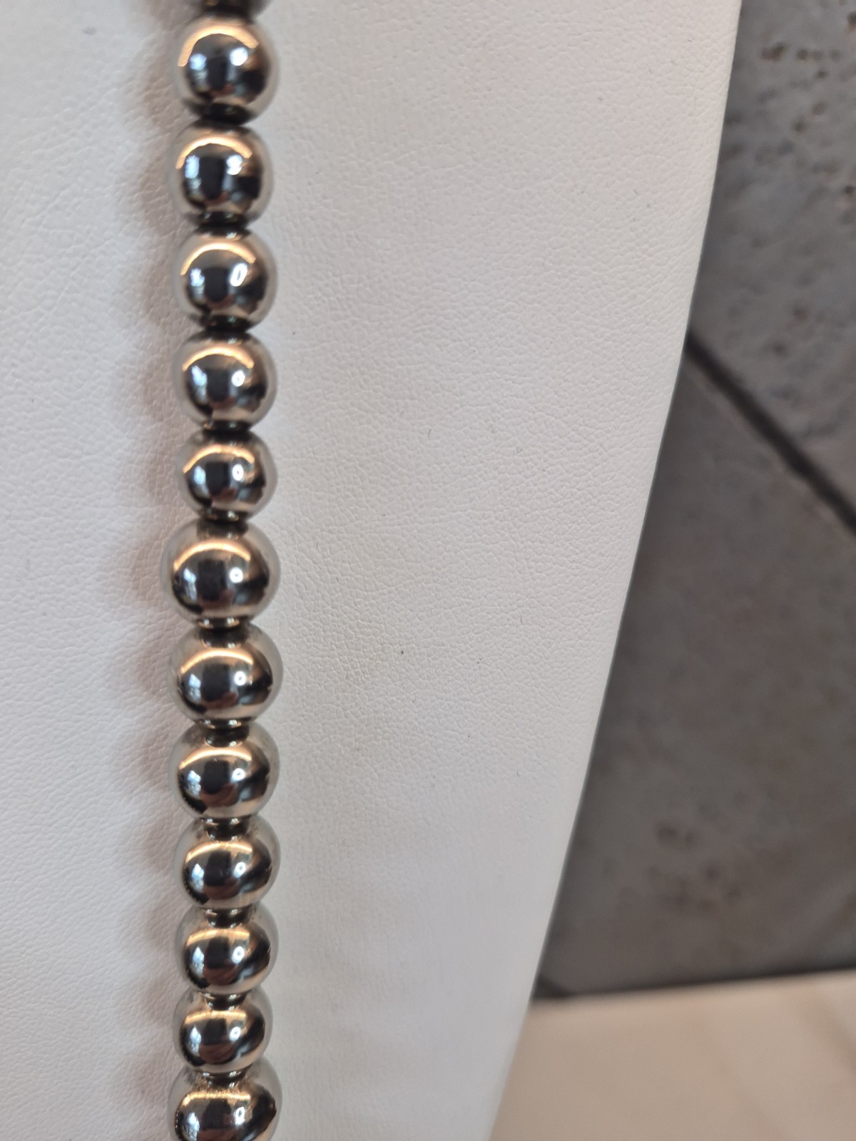 Classic 30″ Graduated Silver Bead Necklace. Range Approx 8mm-19mm, Spring Clasp