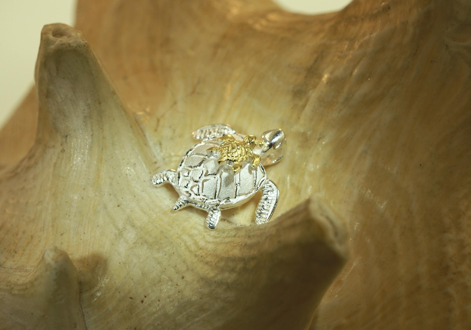 19MM 2T YELLOW GOLD PLATED 925 SILVER HAWAIIAN MOTHER BABY TURTLE MOTION PENDANT