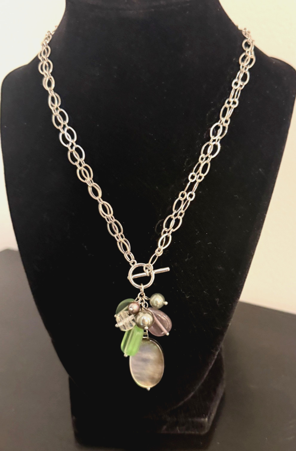 Lia Sophia Pistachio Cluster Necklace Mother of Pearl Glass Beads Excellent Cond