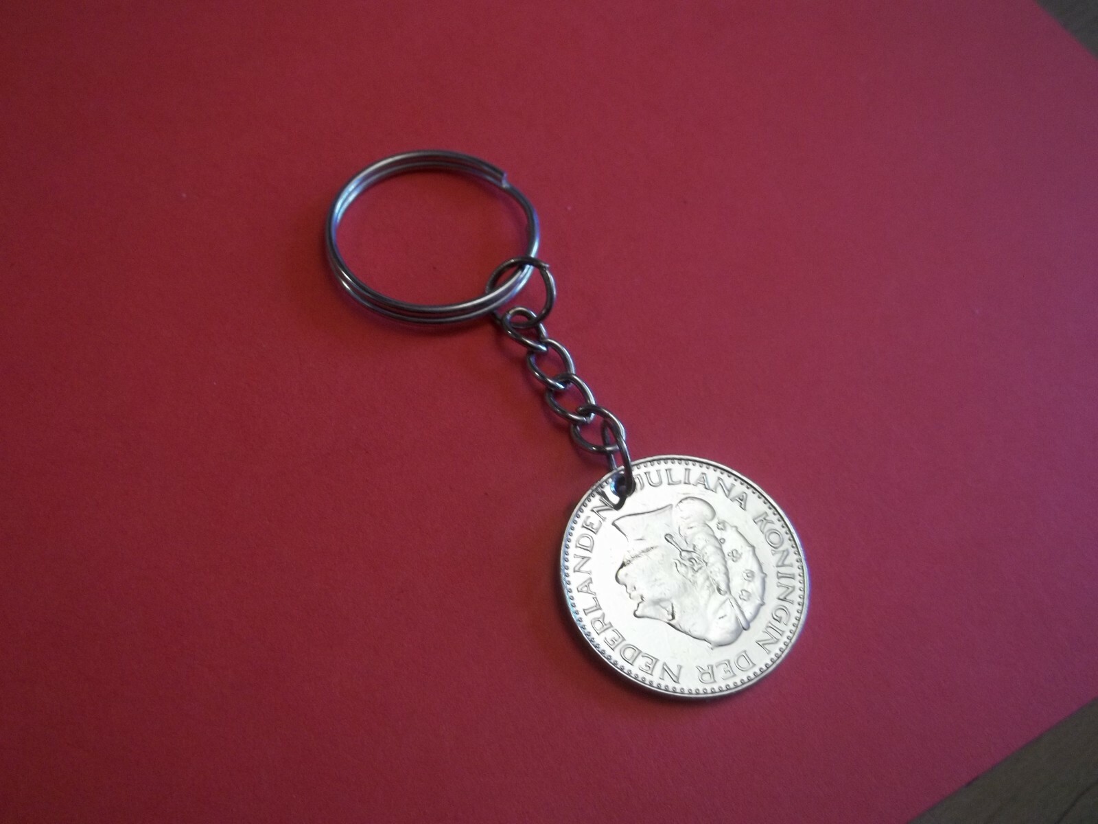 ONE (1) GUILDER COIN – NETHERLANDS – KEY RING / CHAIN – 1967 to 1980