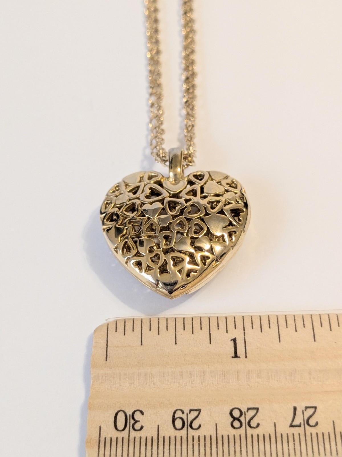 Perforated Heart Pendant Gold Tone Oval Link Necklace. 18″. Modern.