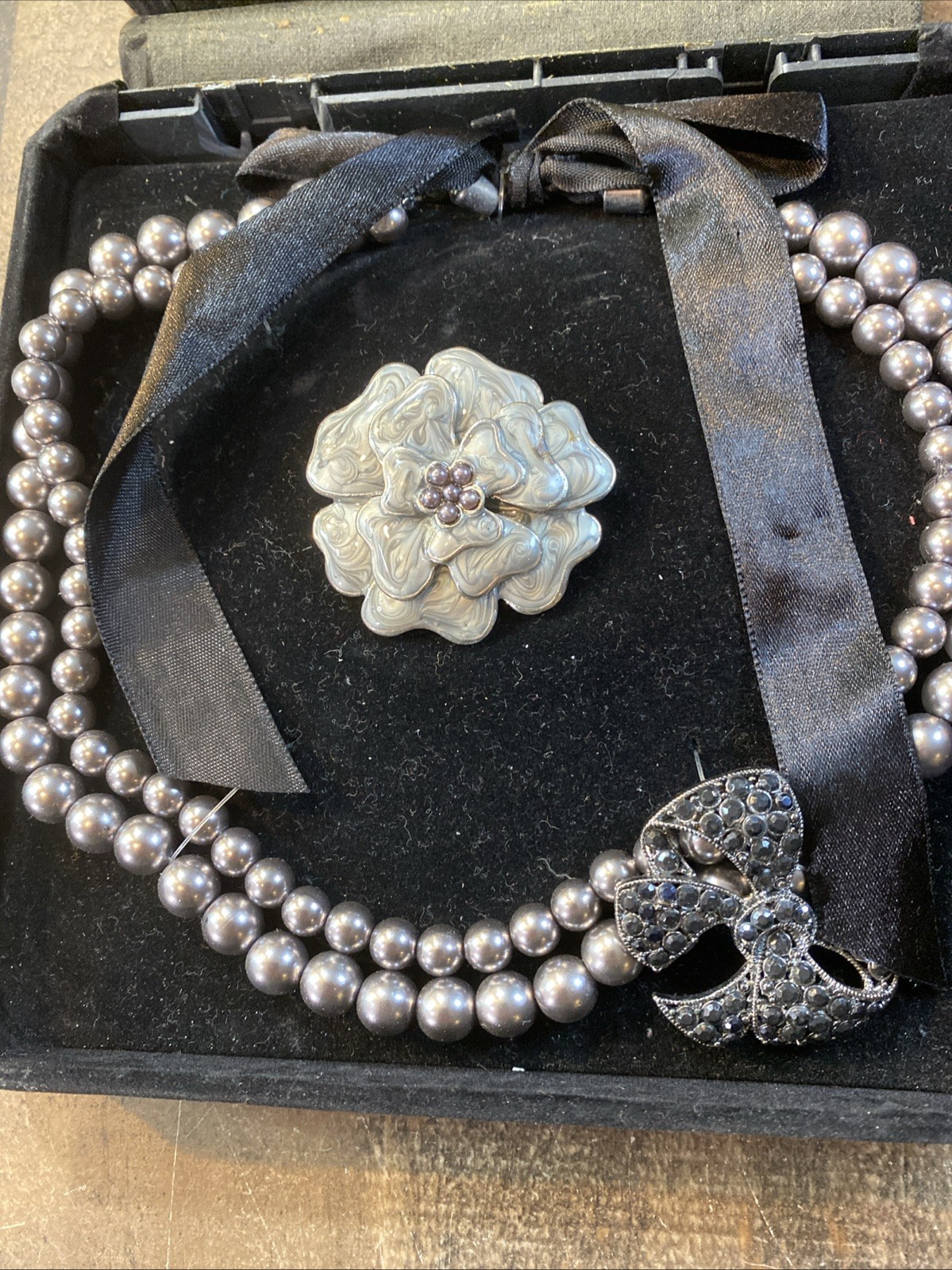 Vtg 80s Women’s Imitation Faux Pearl Rhinestone Necklace Ribbon Brooch Gray