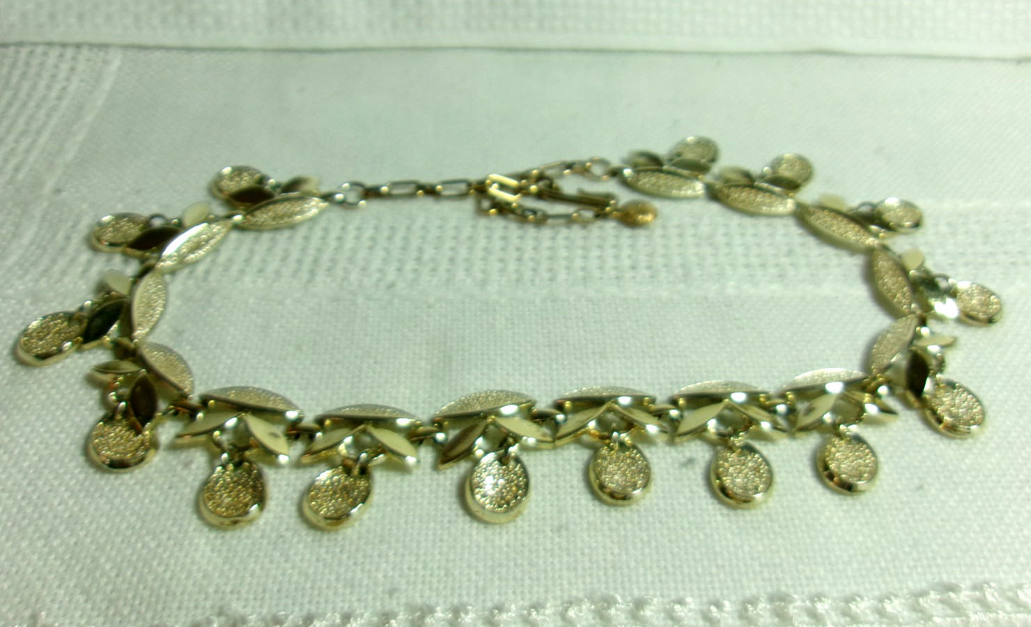 VINTAGE GOLD TONE CHOCKER STYLE DANGLE NECKLACE W/UNKNOWN HALLMARK