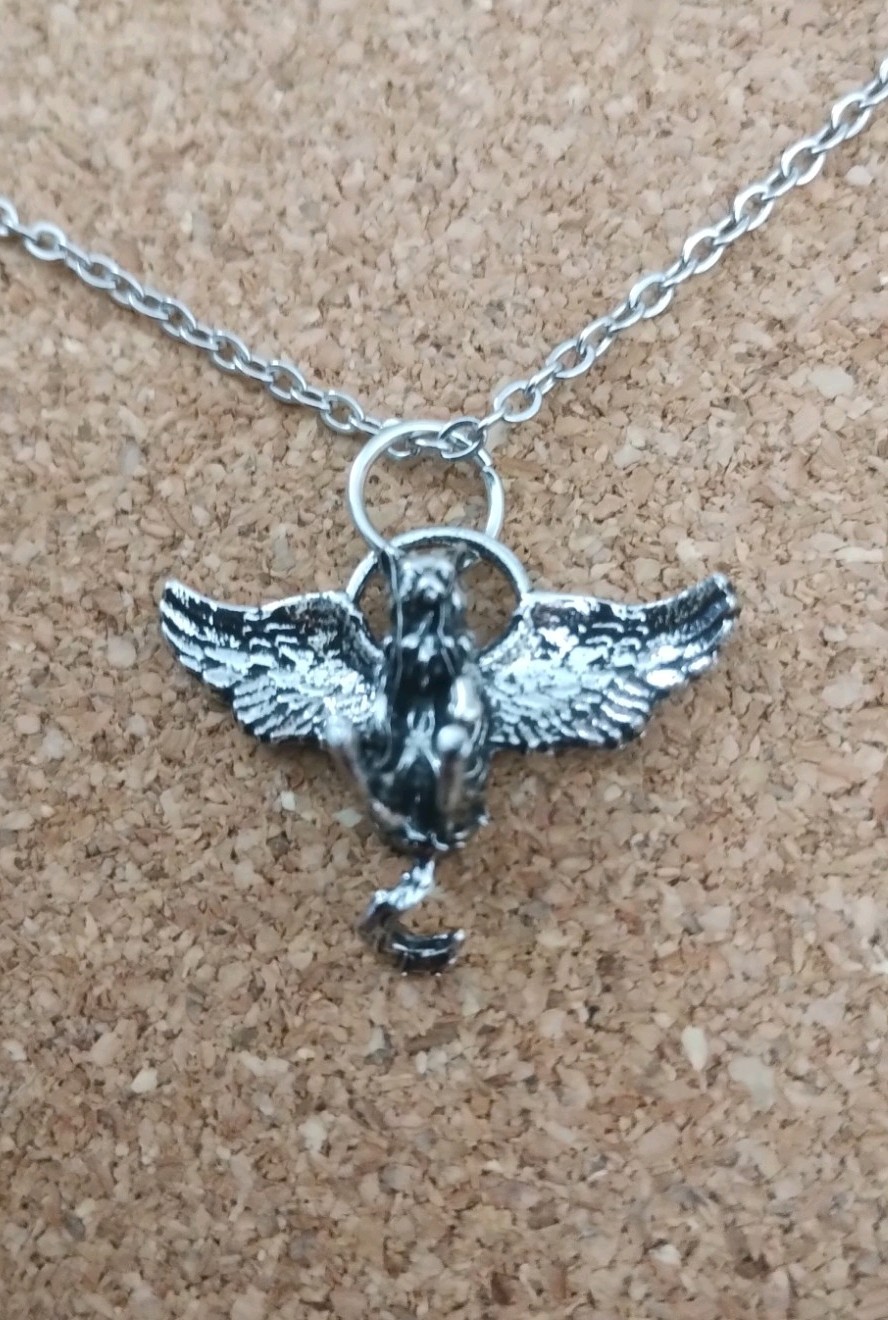 50cm Silver Toned Chain with A Flying Cat Pendant + Freebie. UK Seller (utd9)