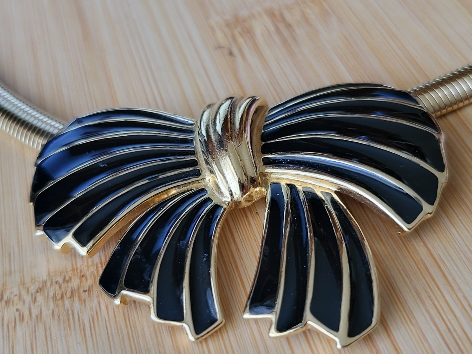 Vtg Trifari Gold Tone Black Enamel Bow Statement Necklace 17-3/4″