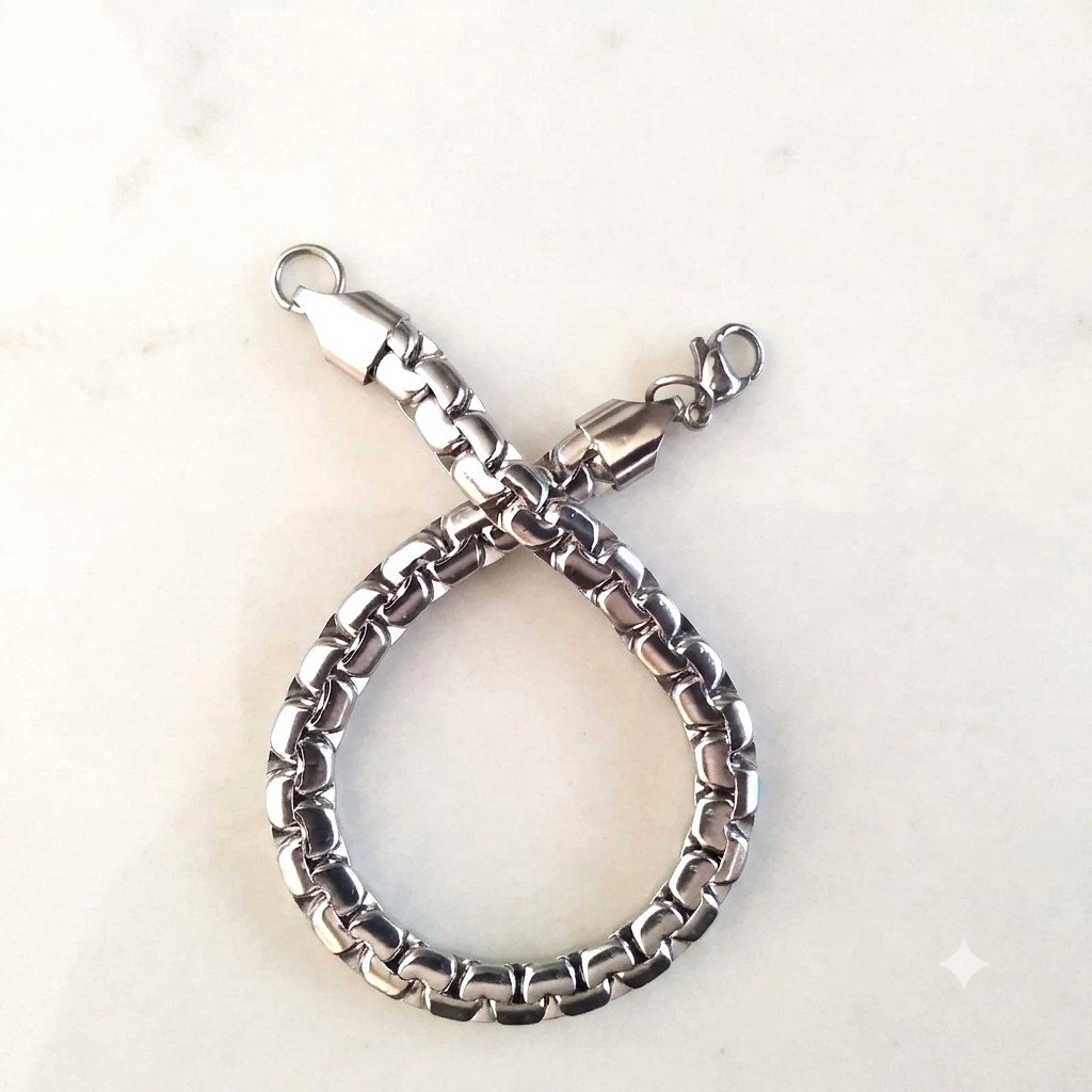 New Unisex Stainless Steel Chain Necklace Silver Featuring a oval-link design