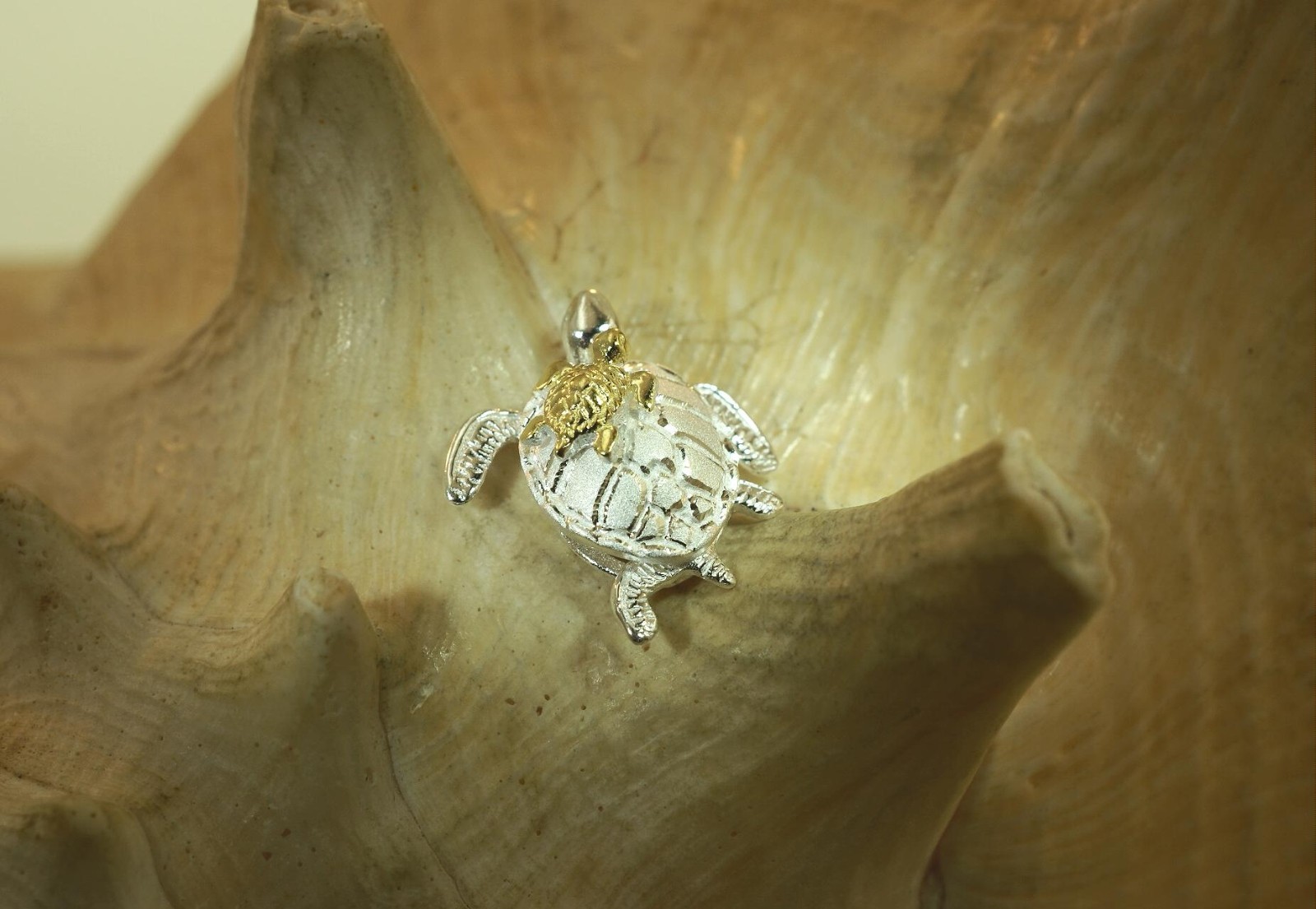 19MM 2T YELLOW GOLD PLATED 925 SILVER HAWAIIAN MOTHER BABY TURTLE MOTION PENDANT