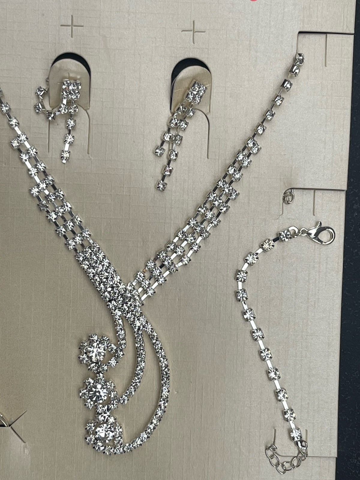 MATCHING NECKLACE EARRINGS BRACELET