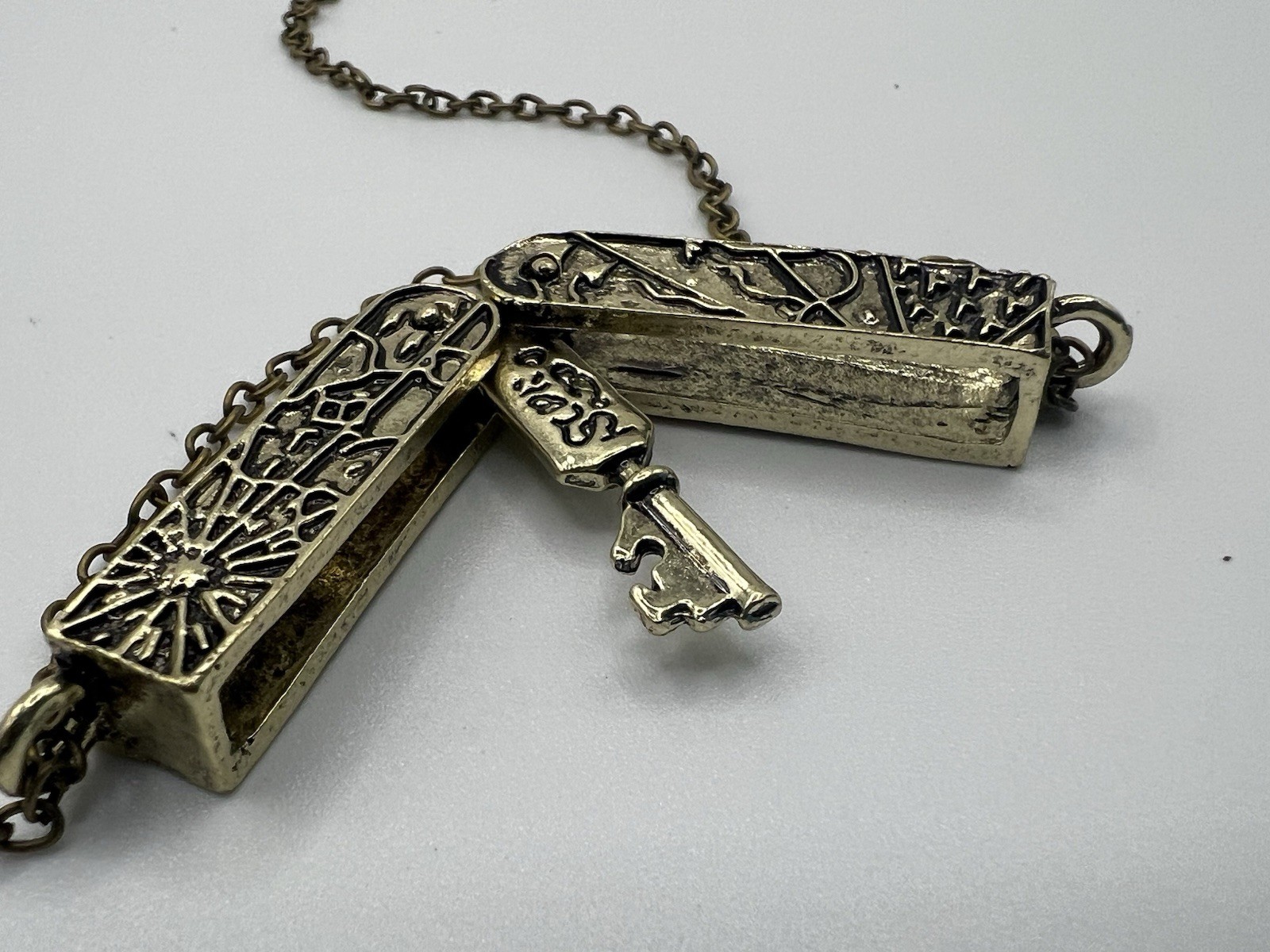 Vintage Lolita Unisex adult Key Charm Necklace Bronze Silver Colored Chain