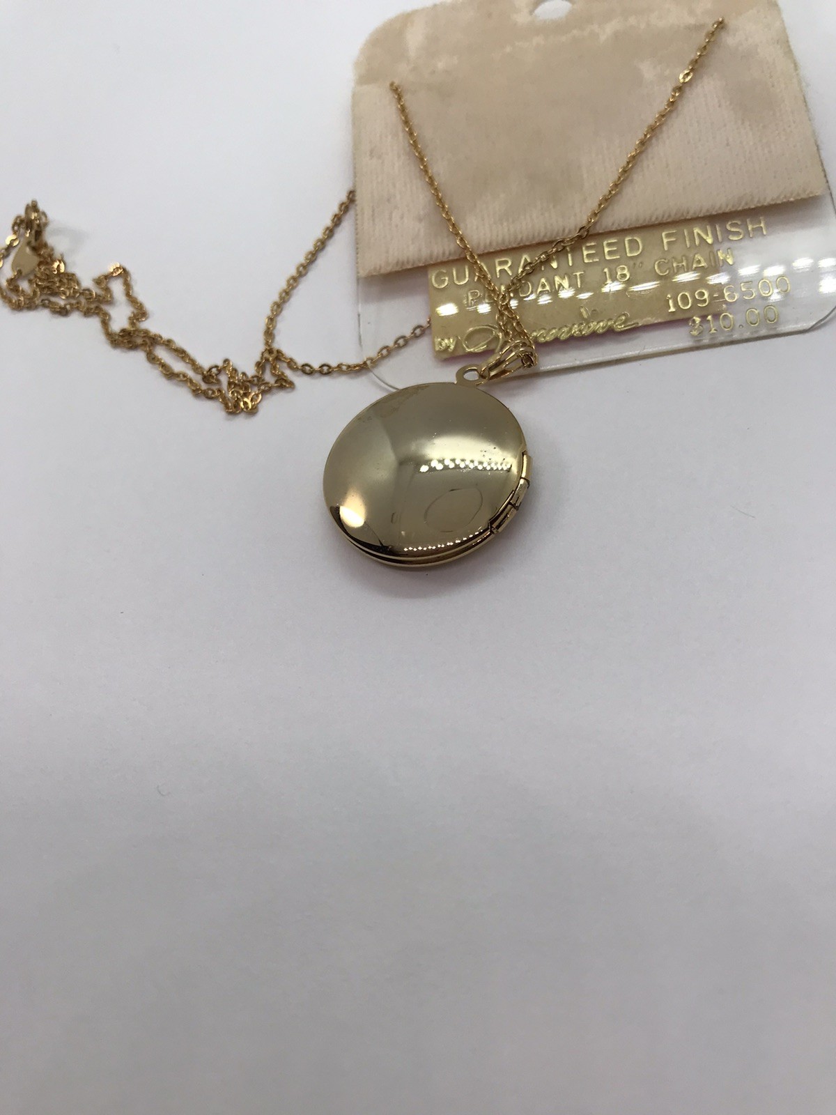 Vintage Gold Tone Photo Locket Necklace Etched Round original card