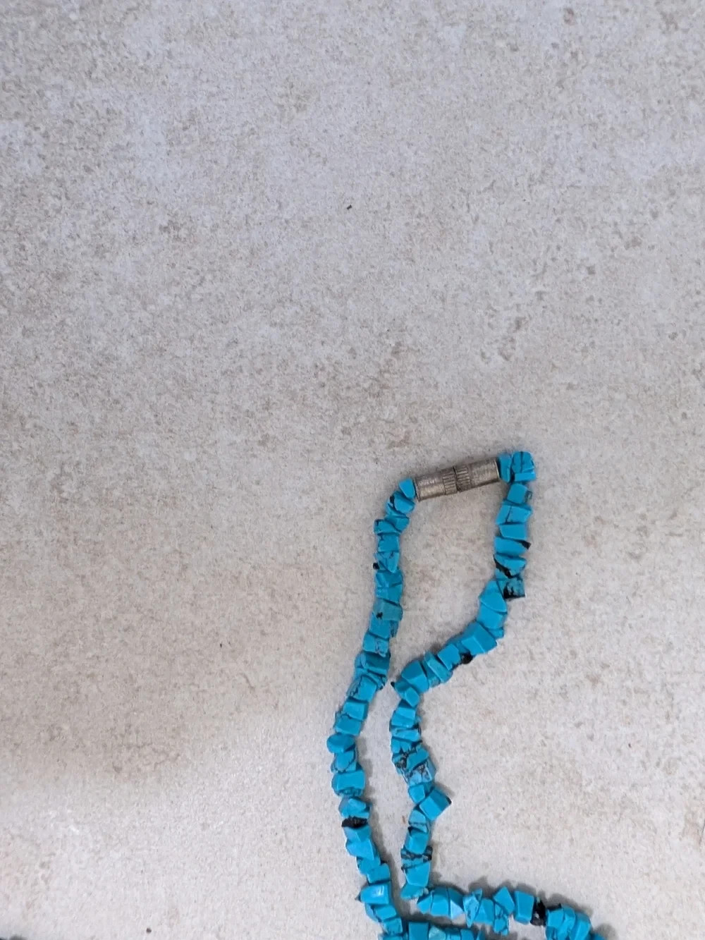 Turquoise Chip Bead Necklace with Floral Pendant – Blue