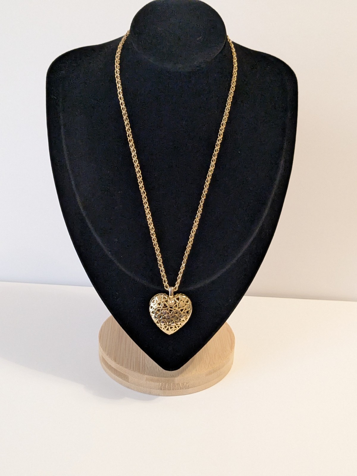 Perforated Heart Pendant Gold Tone Oval Link Necklace. 18″. Modern.