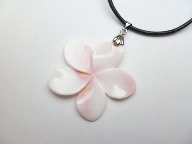 40MM CARVED PINK CONCH SHELL MOTHER OF PEARL HAWAIIAN PLUMERIA LEATHER NECKLACE