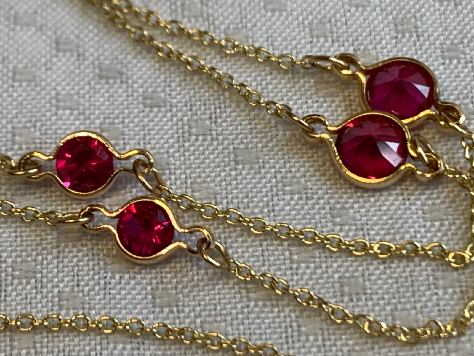 10K Yellow Gold Necklace 2.74g Fine Jewelry 17″ Ruby Color Stones *READ*