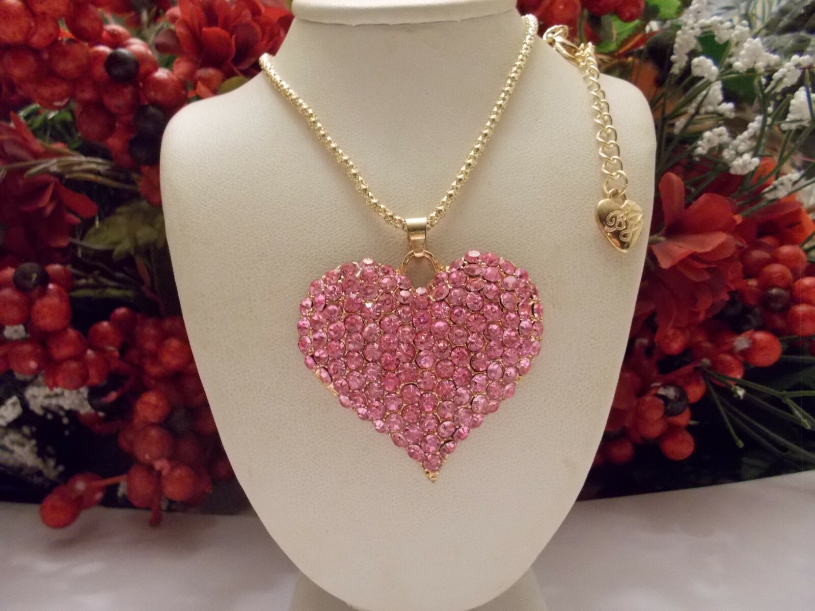 BETSEY JOHNSON SPARKLING PINK CRYSTAL HEART PENDANT NECKLACE