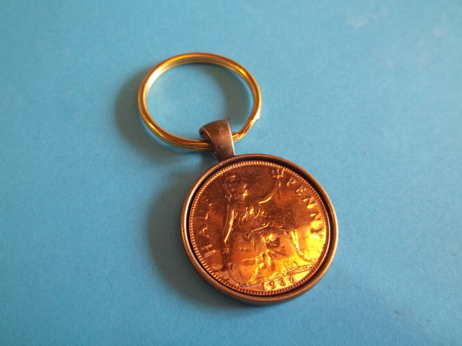 HALF PENNY COIN – BRITANNIA – BRONZE CASED – PENDANT KEYRING – 1917 to 1936