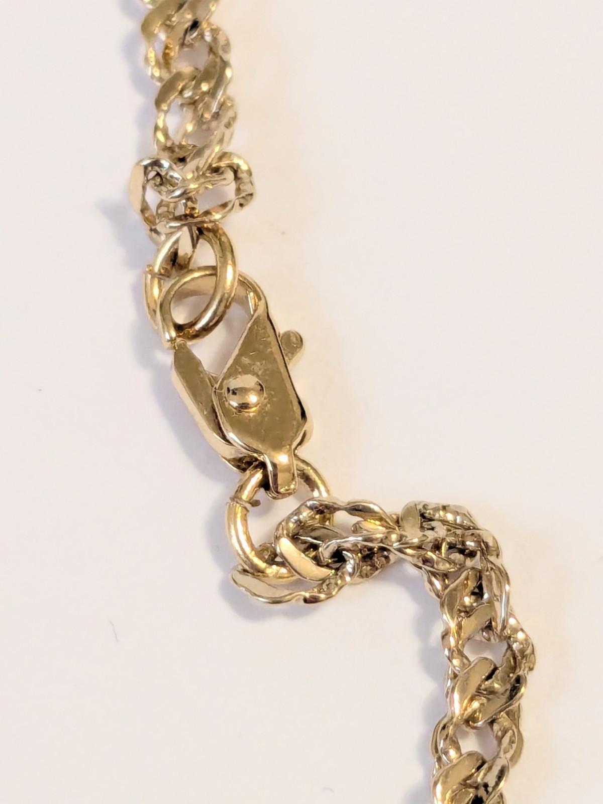Perforated Heart Pendant Gold Tone Oval Link Necklace. 18″. Modern.