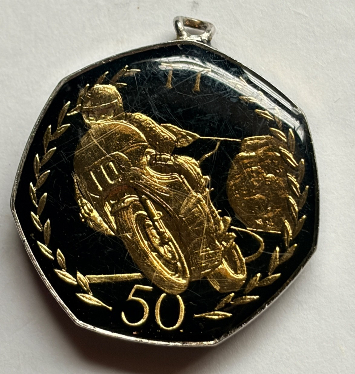 ISLE OF MAN TT MOTORBIKE RACES 1982 50P COIN RESIN COATED COLLECTIBLE PENDANT