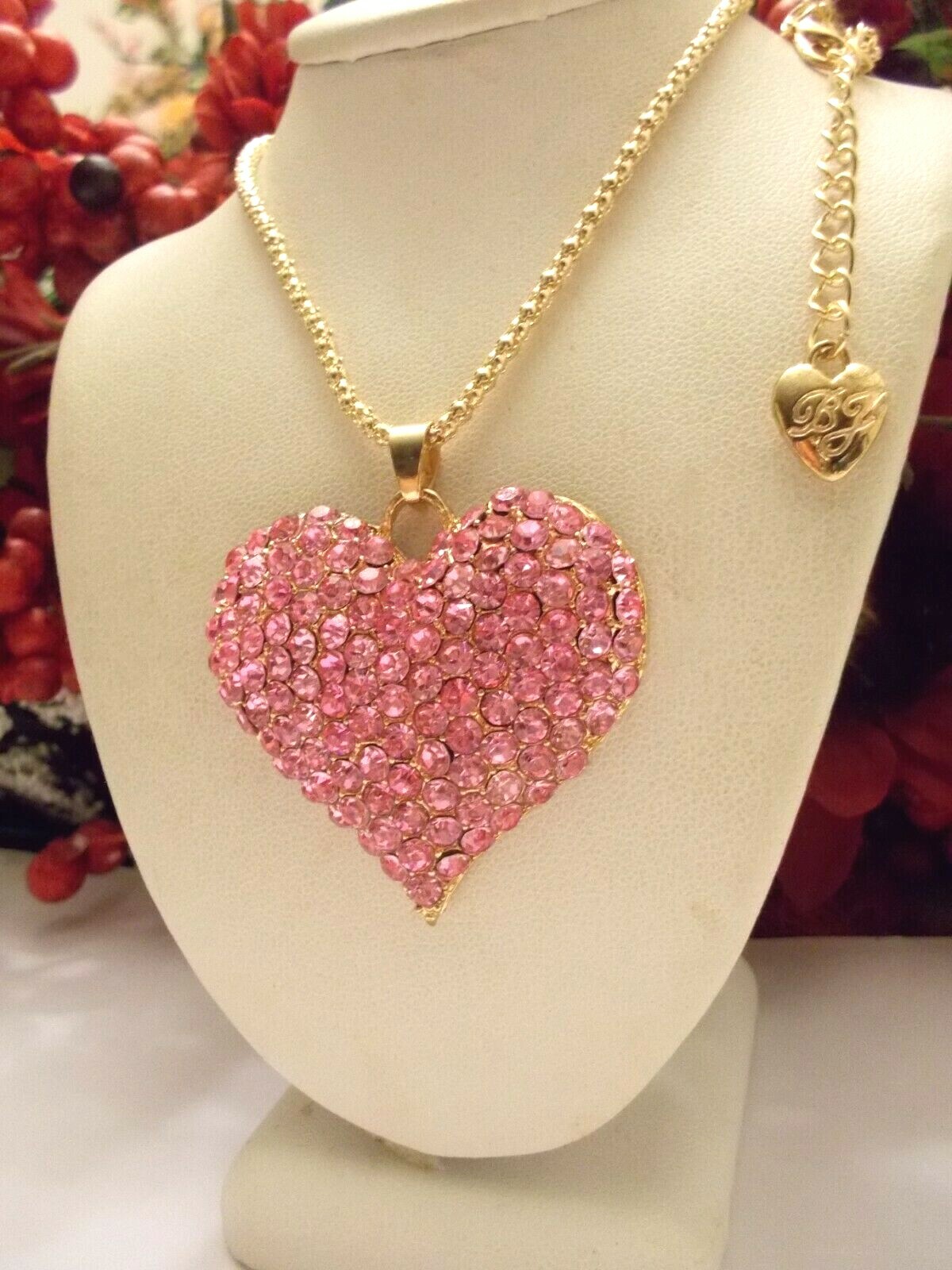 BETSEY JOHNSON SPARKLING PINK CRYSTAL HEART PENDANT NECKLACE