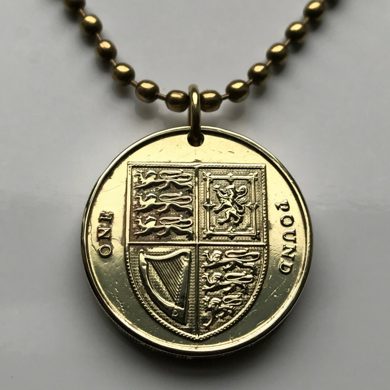 United Kingdom 1 Pound coin pendant British Royal shield Union Jack lions 002569