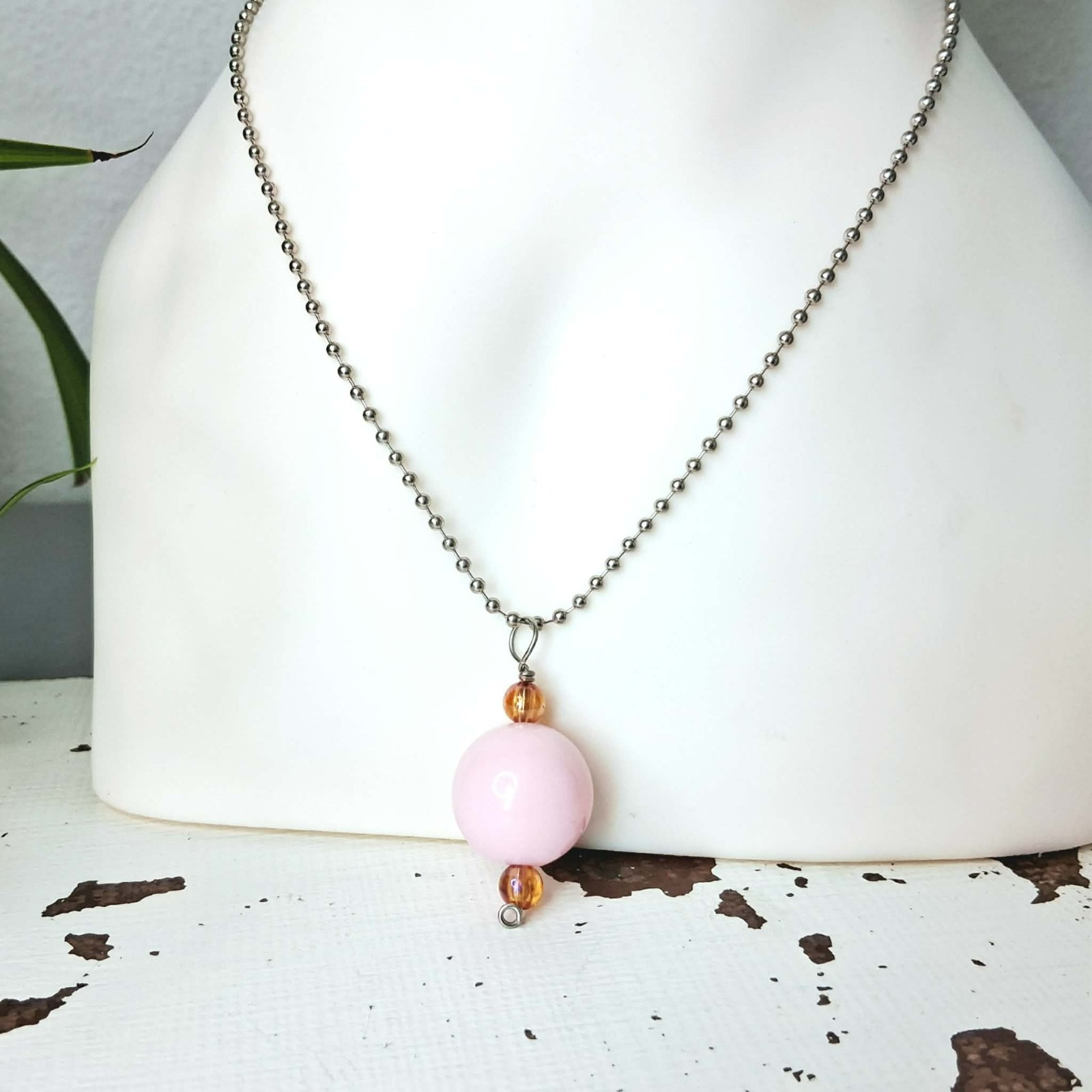 Chic Pink and Gold Beaded Pendant Necklace