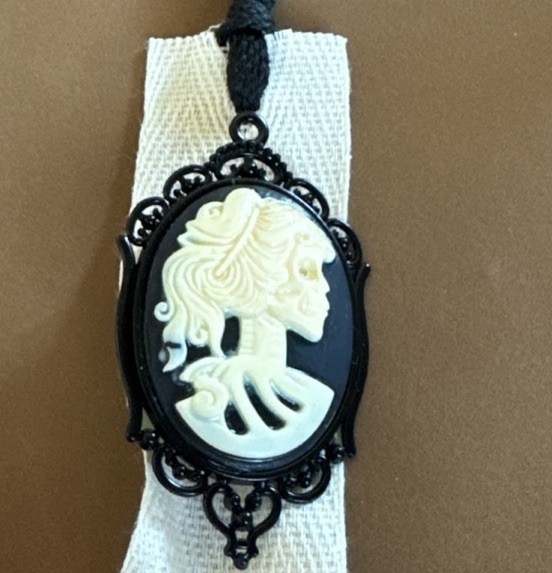 CAMEO BROOCH SKELETON HALLOWEEN JEWELRY GOTH PENDANT NEW CONDITION