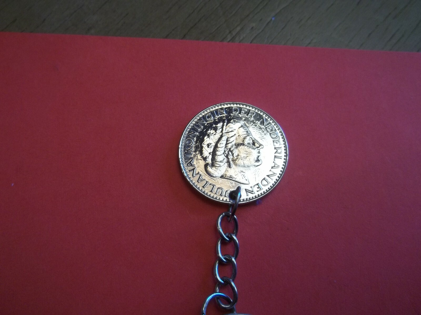 ONE (1) GUILDER COIN – NETHERLANDS – KEY RING / CHAIN – 1967 to 1980