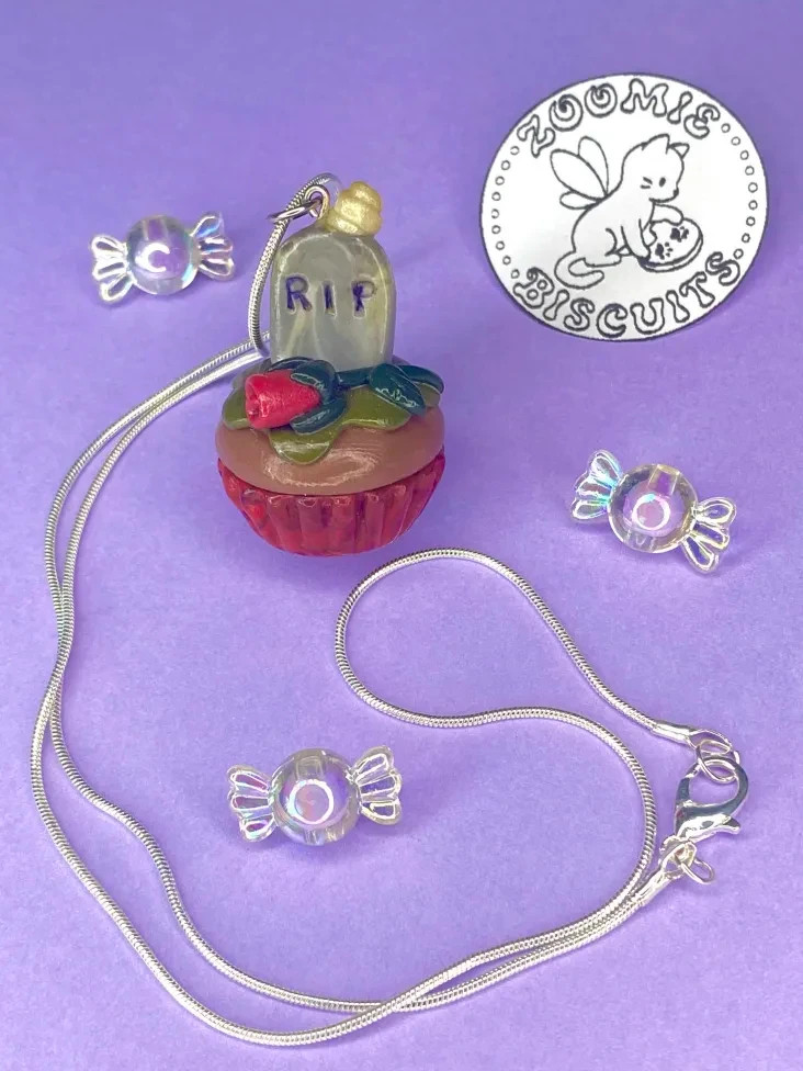 Goth grave RIP creepy cupcake necklace handmade (polymer clay) retro and unique