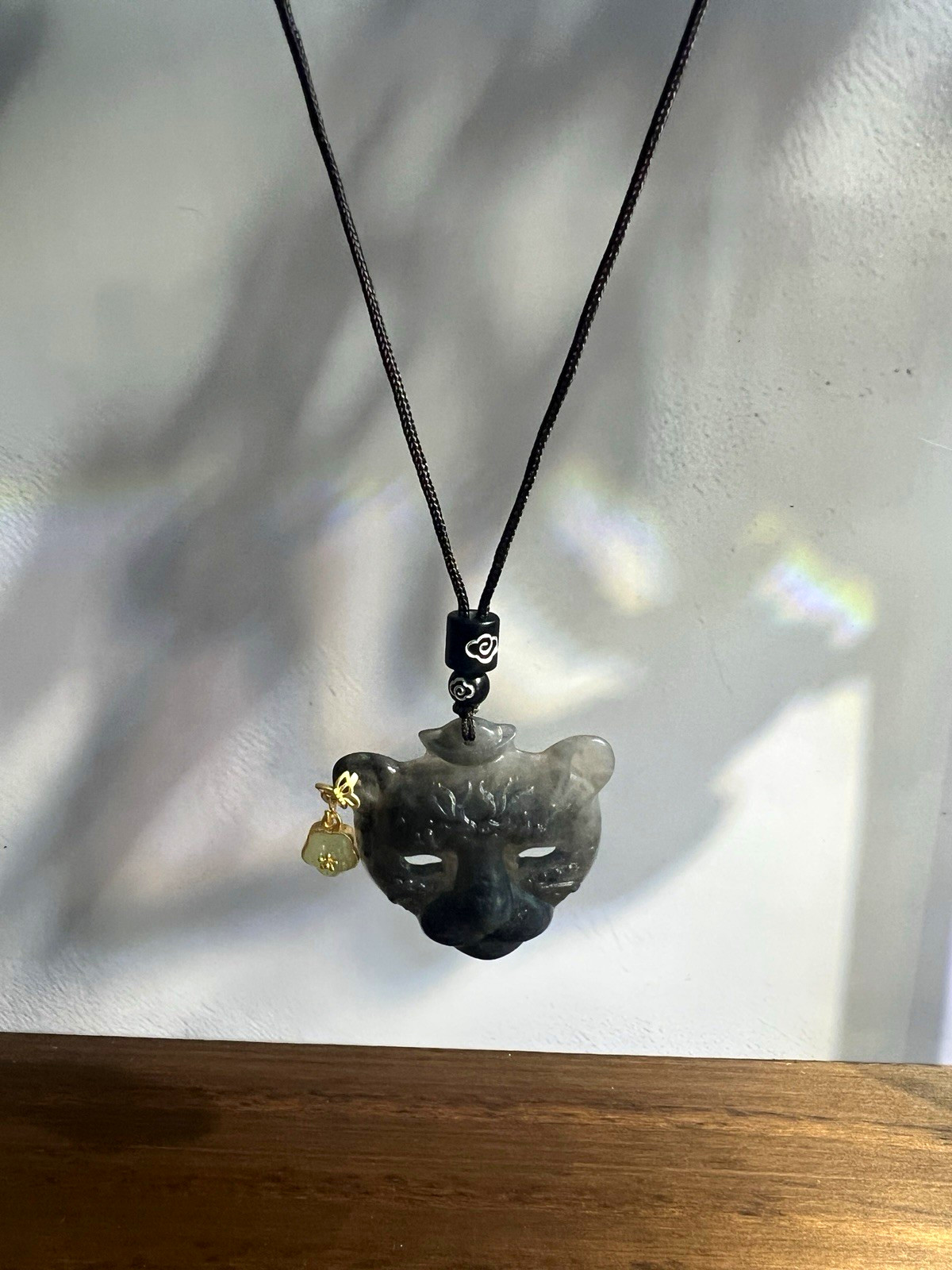 Natural sleeve jade leopard head pendant