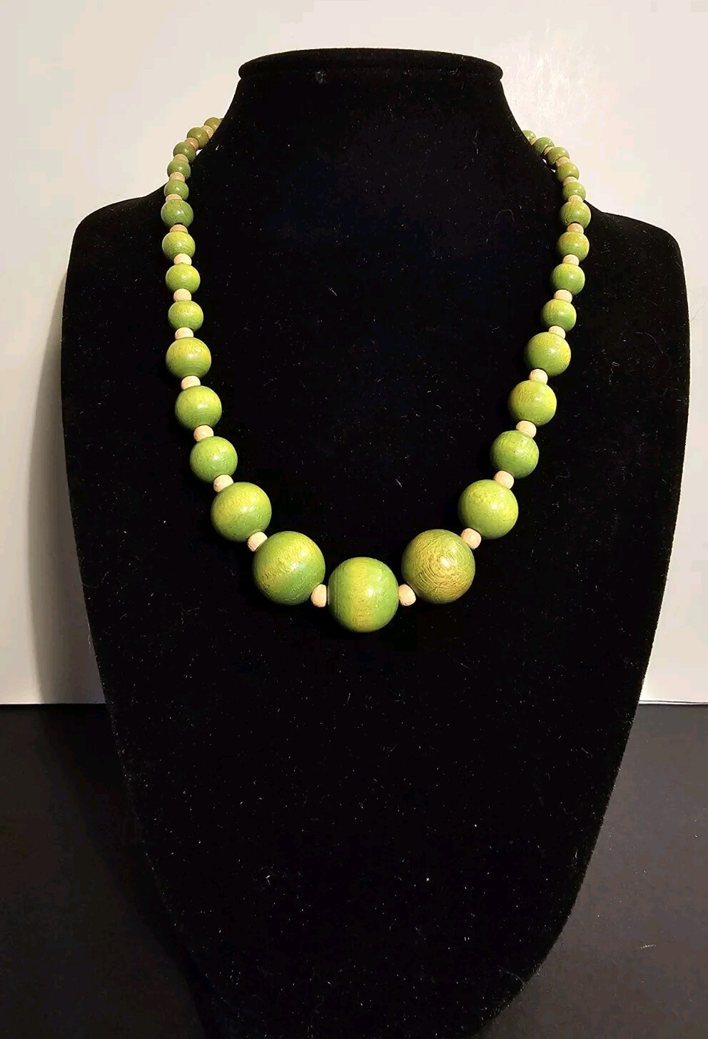 Adjustabe – Green Round Wooden Beaded Necklace With Hook Closure